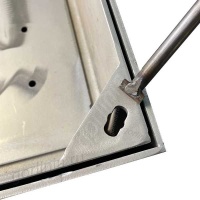 Люк под газон Проспект-Г съемный с дренажными отверстиями - отверстие для подъемного крюка